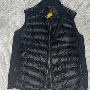 Parajumper väst - Parajumper väst storlek M använd få antal gånger så den är nästan helt ny. 