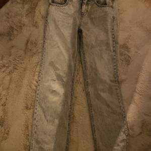 Säljer dessa snygga straight jeans från Pull and bear i en jättefin gråfärg, passar både 34 och 36!