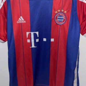 Bayern Munich tröja - En Bayern Munich tröja från år 14/15 hemmaställ. Lewandowski på ryggen. 10/10 kvalitet och storlek 13-15 år.