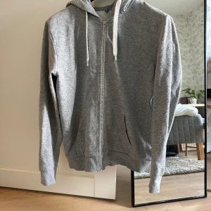 H&M Grå hoodie  - Zip-hoodie från hm i perfekt skick. Storleken är M 