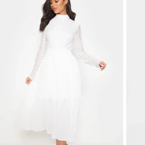 Vit klänning - En supersöt studentklänning jag köpt från PLT men som aldrig kom till användning. I perfekt skick. Storlek 36. Med lappen kvar💗obs; står inte för frakt!