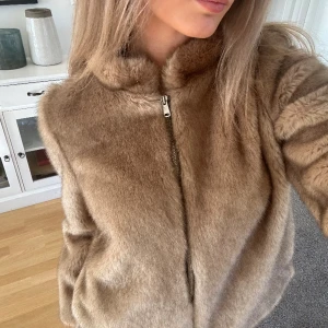 Fin fuskpäls beige från Zara XS - Superfin fuskpäls i beige färg från Zara 🤎storlek XS