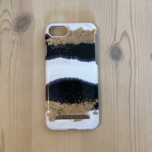 iPhone skal - Detta är ett jätte fint nästan oanvänt iPhone skal som passar för 7, 8 och SE iPhones. Det är bara att skriva om ni har några frågor. 💗