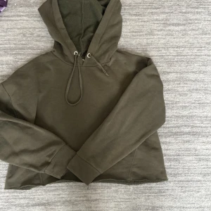 Grön hoddie  - Storlek M/L  Jätte fin grön maghoddie 