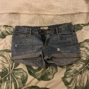 Säljer dessa blå lågmidjade jeans shorts från Detroit köpta secondhand i storlek xs/s💗Har tecken på användning men är i bra skick, därav priset;)