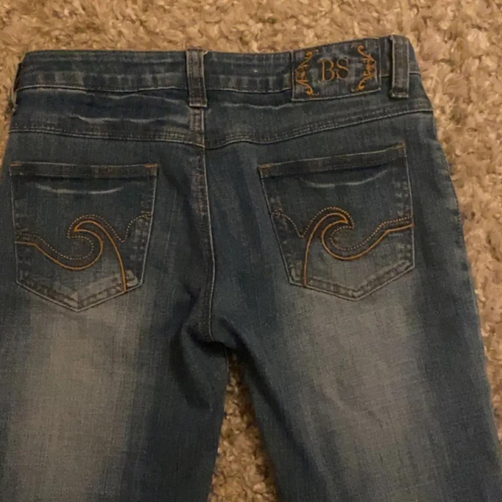 Superfina Low waist jeans som tyvärr saknar knapp! Men skickar med knappen som säkert går att sy tillbaka! Midjemått 37cm och de passar någon som är ca 165. Kolla min profil för mer Low waist jeans. ❤️. Jeans & Byxor.