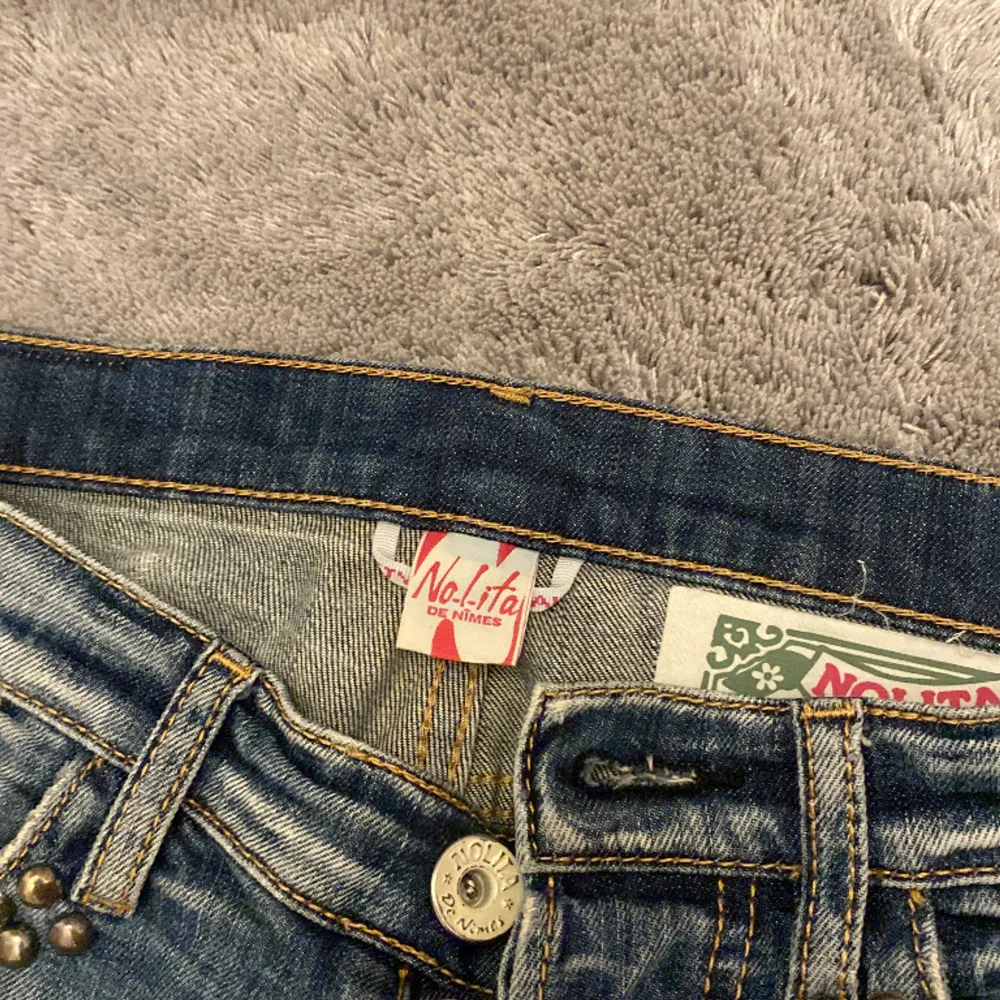 Jag säljer snygga lågmidjade italienska jeans, i nytt skick. De har intr kommit till användning det är därför jag säljer de ❤️skriv om ni är intresserade . Jeans & Byxor.