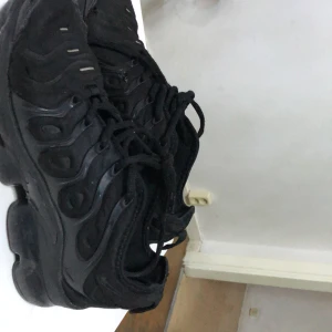  Vapor Max plus  -  Skorna är trasiga storlek 39 Äkta men lamporna är borta och Den är till tjejor och killarna.