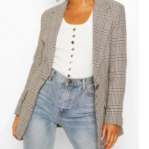 Rutig kavaj  - Fin rutig kavaj från lindex i storlek Xs! Använd fåtal gånger, bra skick!! Inga defekter ☺️ (För fler frågor eller bilder kontakta mig) 