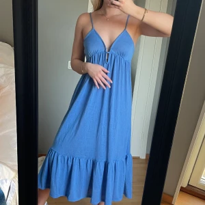 Maxiklänning  - Den perfekta sommarklänningen 💛 blå maxiklänning från pull&bear 💜 använd ett fåtal gånger, inga defekter ✨ säljer då den inte kommer till användning 💗skriv för fler bilder 
