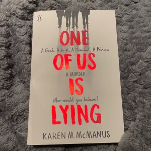 One of us is lying - Bok på engelska av Karen M. McManus, läst en gång vilket syns lite på bokryggen (andra bilden), annars är den i bra skick❣️