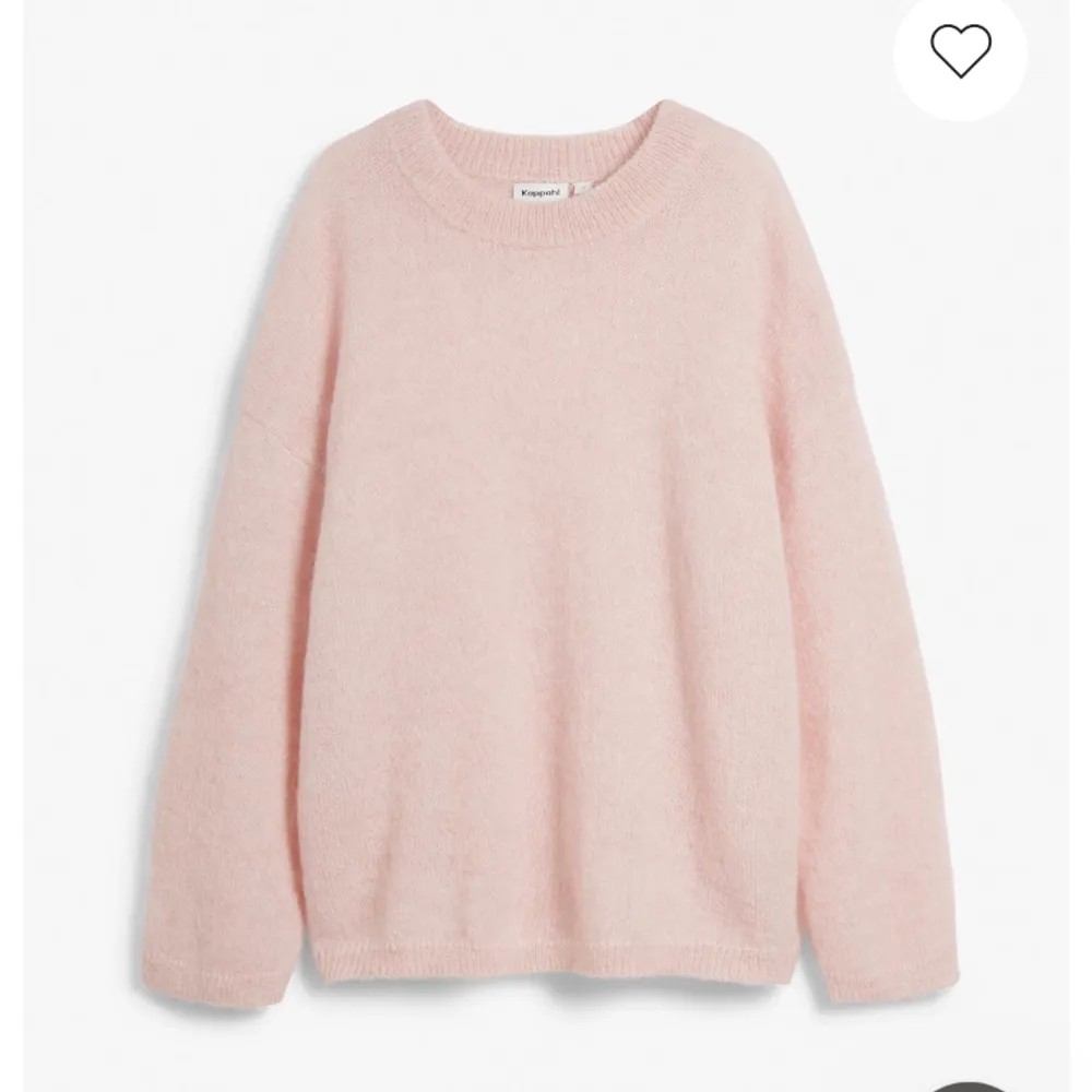 Säljer min söta, varma & supergosiga rosa tröja från Kappahl. Den är använd tre gånger, så i väldigt bra skick. Den är helt slutsåld & väldigt populär.🩷Nypris 800kr, pris kan diskuteras! Kram (lånade bilder). Stickat.