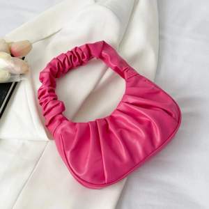Säljer min rosa handväska då jag aldrig använder den!😊 Skriv för bler bilder!!!