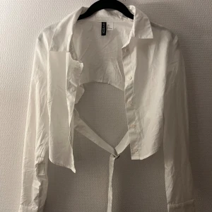 Skjorta - Skjorta med öppen rygg. Använd 1 gång. 