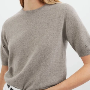 Soft Goat t-shirt - T-shirt från Soft Goat i ljusbrun. Den är använd ca 2 gånger och därav i nyskick. Nypris för denna är 1695. Den är i storlek M men skulle säga att den är mer som en S. Priset kan diskuteras!🫶🏼