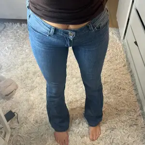låg/ mellan midjade jeans 