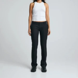 Lågmidjade kostymbyxor med slits - Lågmidjade kostymbyxor från bikbok med slits normal längd, köpta på plick men i väldigt bra skick(nypris 499)💕