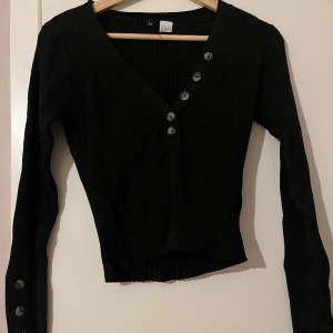 Tröja med knappar - Svart enkel stickadtröja med knappar. Väldigt söt!