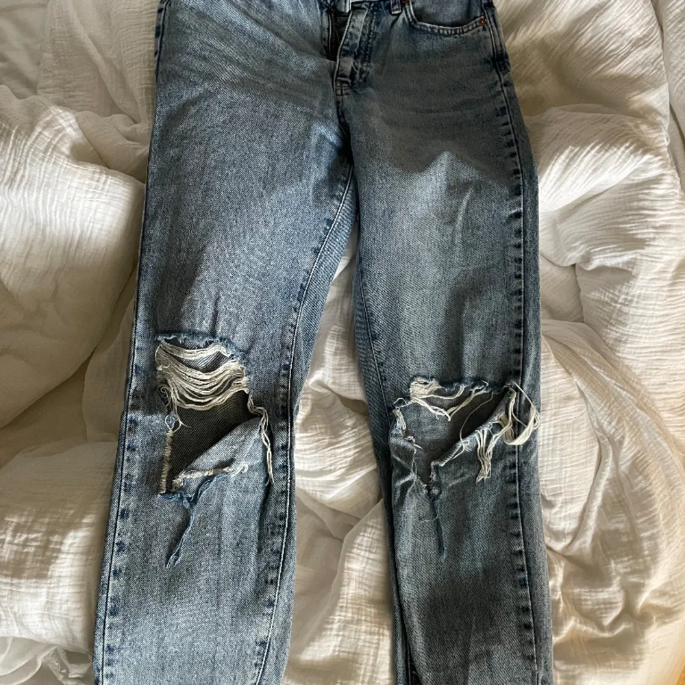 Jeans från Gina tricot i fint skick. Har tyvärr för långa ben för dessa. Utan anmärkning. Hög midja. Mom jeans. Jeans & Byxor.
