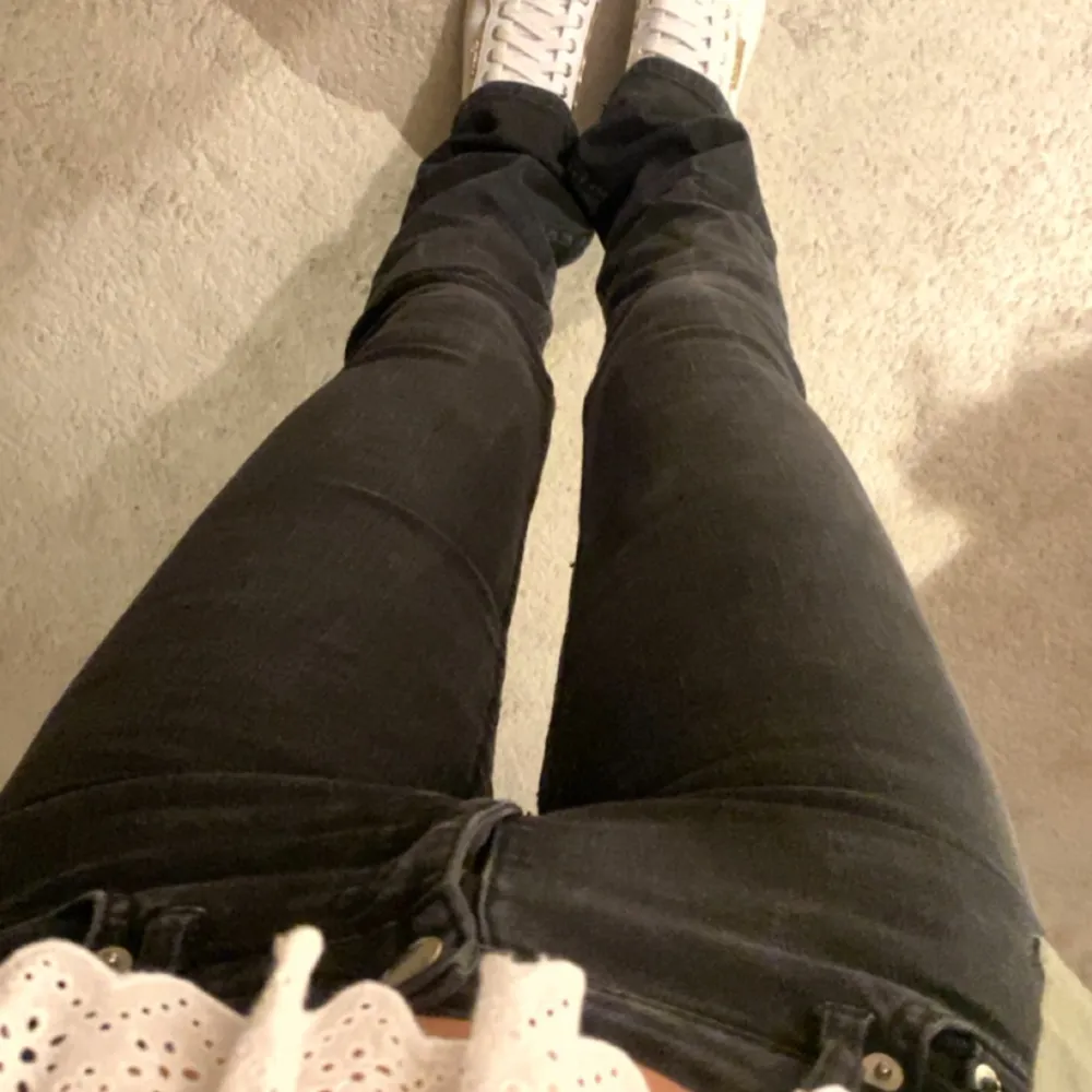 Lågmidjade jeans, bootcut / staight, storlek 25/32 / xs🤍Midjemått: 70🤍 Innerbenslängd: 80🤍 Jag är 164. Jeans & Byxor.