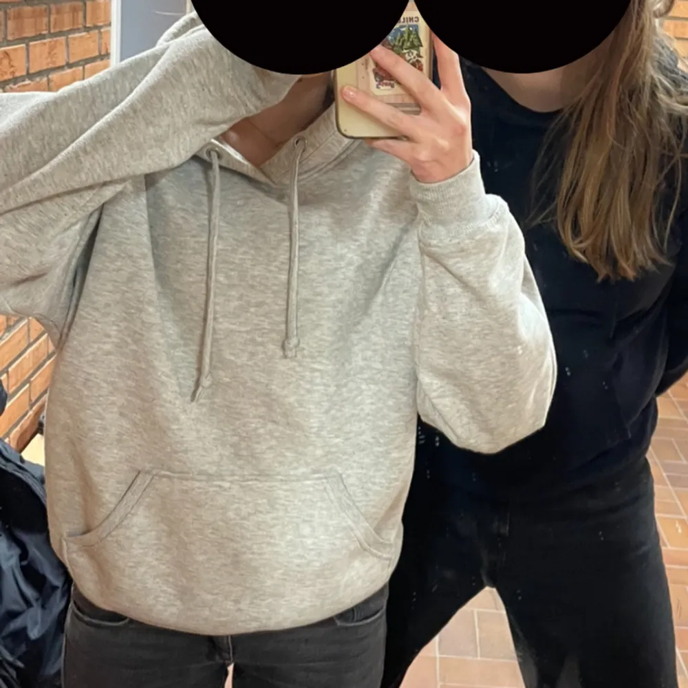 Säljer denna hoodie då den inte kommer till användning längre, fint skick bara blivit lite nopprig❤️. Hoodies.