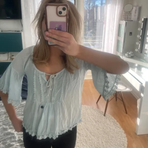 Ljusblå blus - Säljer en jättesöt blus, från chelsea i bra skick 💘💘Pris kan diskuteras🥰