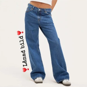 Monki jeans - Säljer dessa låg/mid rise jeans från monki pga att jag inte har någon användning för dom längre!💋 jeansen är långa i benen och är i jättebra! Köpta för 600kr❣️ Skriv för mer information/bilder/frågor💋🙏