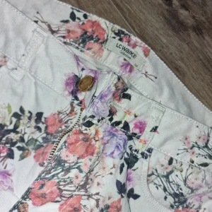 Blommiga byxor  - Blommiga byxor, storlek 38. 