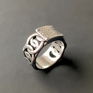 Cool ring - En cool ring som knappt har blivit använd. Storlek 18. I fint skick.   Materialet är stainless steel.  Vid privat köp är frakten bara 18 kr.