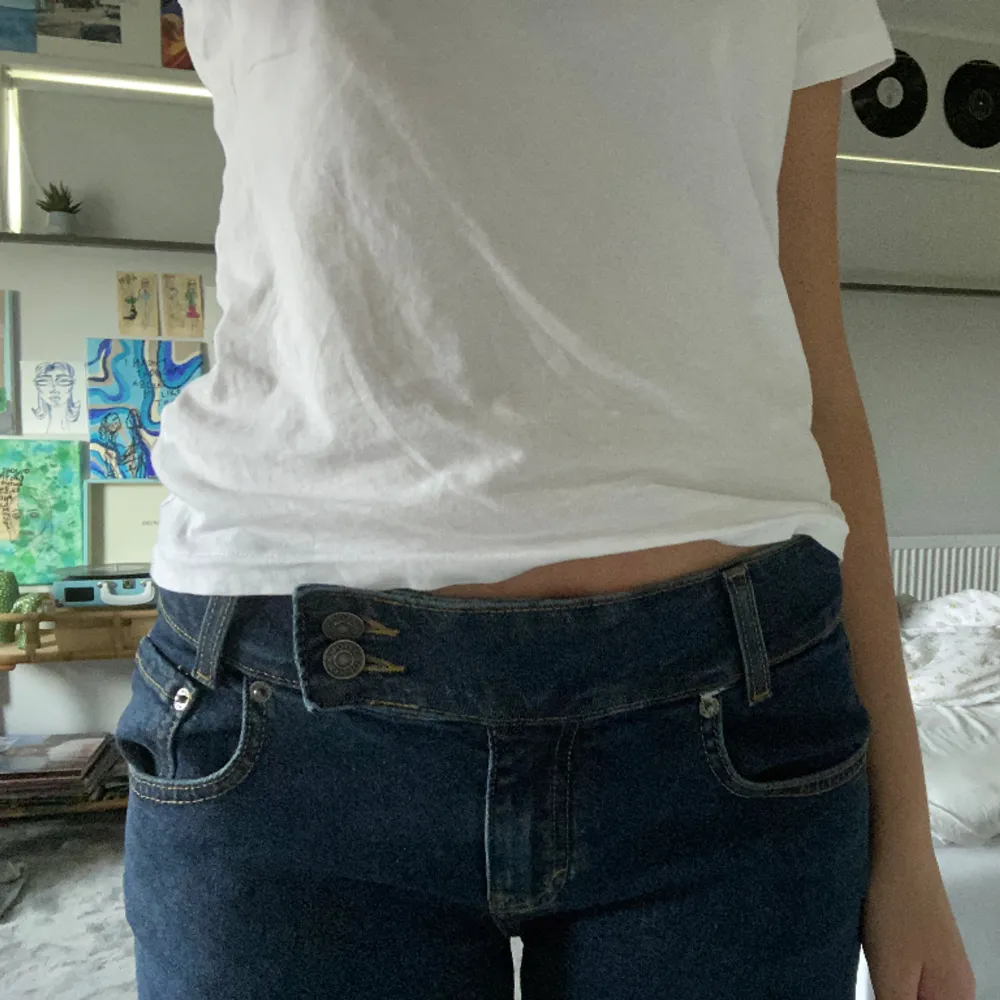 Lågmidjade jeans med så snygg midja! Endast använda typ två ggr. Storlek 33, skulle uppskatta dom till storlek 40 i zara jeans som jämförelse!. Jeans & Byxor.