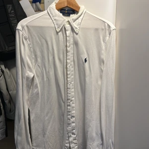 Ralph Lauren Skjorta - Säljer min Ralph Lauren Skjorta i nyskick. Storlek M men skulle mer säga att de är S eller XS