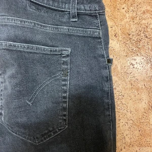 Dondup jeans - Hej säljer nu mina inpricip nya dondup jeans då dom sitter för tajt på mig, jeansen har inga skavanker utan bara några små slitningar på fickorna som är med från köp  Strl 34