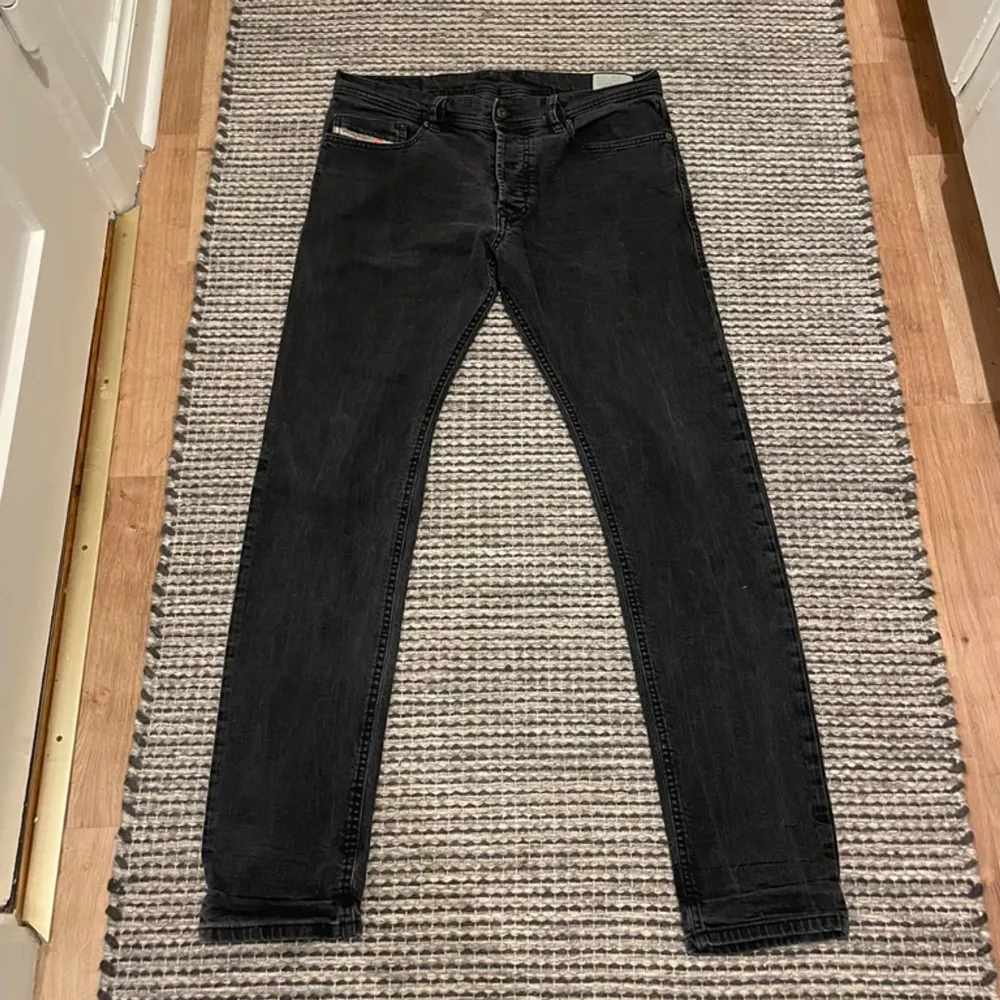 Säljer ett par jätte fina svartgråa jeans. Storlek W30 L32. Inga defekter. Skriv om du har några frågor så är det bara att dma:) De är även Slim fit, de passar om mane ungefär 175 cm.. Jeans & Byxor.