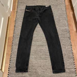 Säljer ett par jätte fina svartgråa jeans. Storlek W30 L32. Inga defekter. Skriv om du har några frågor så är det bara att dma:) De är även Slim fit, de passar om mane ungefär 175 cm.