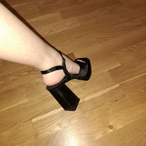 Svarta klackskor i satin - Behöver AKUT sälja dessa klackskor i satin, storlek 37/38 🩷 Använda exakt 1 gång så i nyskick!! Nypris ca 600kr, säljer för endast 99kr. Postar samma dag som du köper