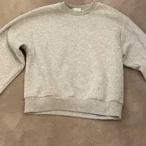 En grå sweatshirt från Gina Tricot, inte mycket använd men lite nopprig. Storlek XS, 250 men kan förhandla. Kom privat för fler bilder!🩶