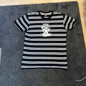 Draingang Tröja - En D9 tröja köpt på tour i Amsterdam 2019, är i väldigt bra skick, inga skador och riktigt najs passform