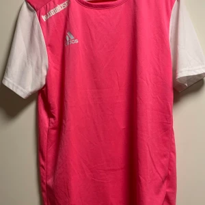 Träningströja - Träningströja från adidas  Storkek M  Fint skick   Har 3 st om du vill ha fler  Pris diskuterbart 