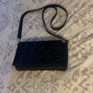 Handväska  - Säljer denna jätte fina väska från glitter i fint skick då den inte kommer till användning🤍