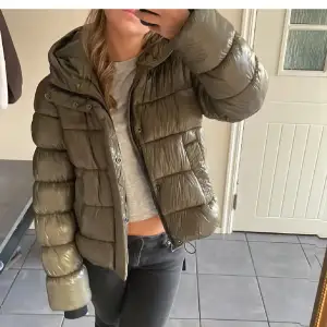 Olivgrön vinterjacka från Superdry i storlek 42, killmodel. Superskönt passar mig som är vanligtvis s❤️super populär förra året tror även att den inte säljs längre i denna modell! Säljer den för 1800 då den är i väldigt bra skick nästan som ny!