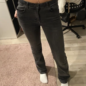 Gina Young Bootcut jeans  - Säljer mina Gina Young jeans i storlek 164 som passar mig som vanligtvis har 27/28 eller 36. Nypris: 350kr tror jag. 