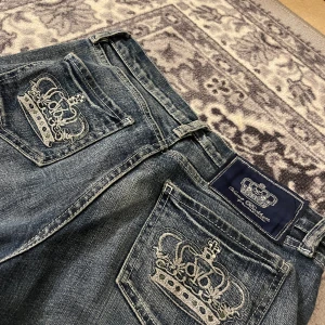 Victoria Beckham jeans - Säljer mina Victoria Beckham jeans, jätte fint skick. Det är bootcut\straight modell och Innebenslängden är 80cm och midjemåttet är 34cm rakt över. 🫶🏼 Skriv för flera bilder💕  