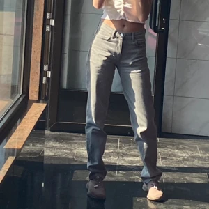 Gina straight jeans 32 - Säljer mina supersnygga Gina Tricot jeans i storlek 32 för att de inte passar. Ljusgråa och straight modell. Nypris: 499kr