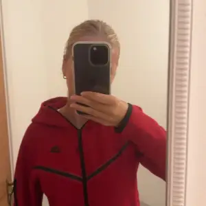 En relativt ny Nike tech fleece i röd då den har används drygt 4 gånger. I storlek S. Pris 900kr kan gå ner vid snabbt köp. Nypris 1300kr. Köparen står för frakten