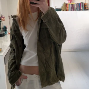 Grön jacka  - Grön Manchester jacka från zara storlek Xs men är oversize så passar S också