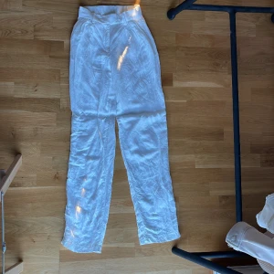 Linnebyxor. - Linne Blend från hm, aldrig använda. Vita linnebyxor, skrynkliga på bilden, smal midja och lösa ben.