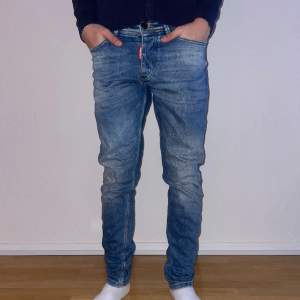 Riktigt sköna dsquared2 jeans med snygg tvätt. Modellen är 175 och väger 60kg!