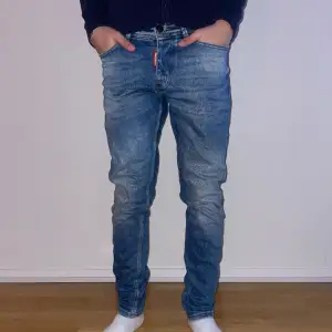 Riktigt sköna dsquared2 jeans med snygg tvätt. Modellen är 175 och väger 60kg!