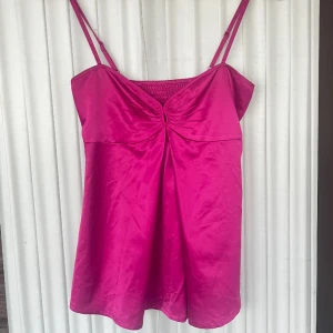 Rosa festtopp - Sitter så otroligt fint och älskar det silkeslena materialet!!! Denna har verkligen varit en favorit