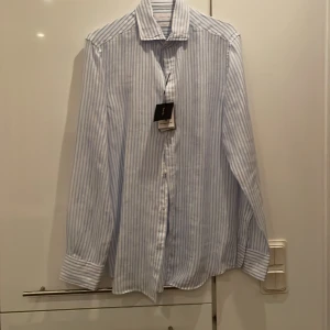 Massimo dutti linne skjorta  - Massimo dutti skjorta  Storlek S Aldrig använd, tags sitter på Ljusblå/vit randig Ord pris 700kr 